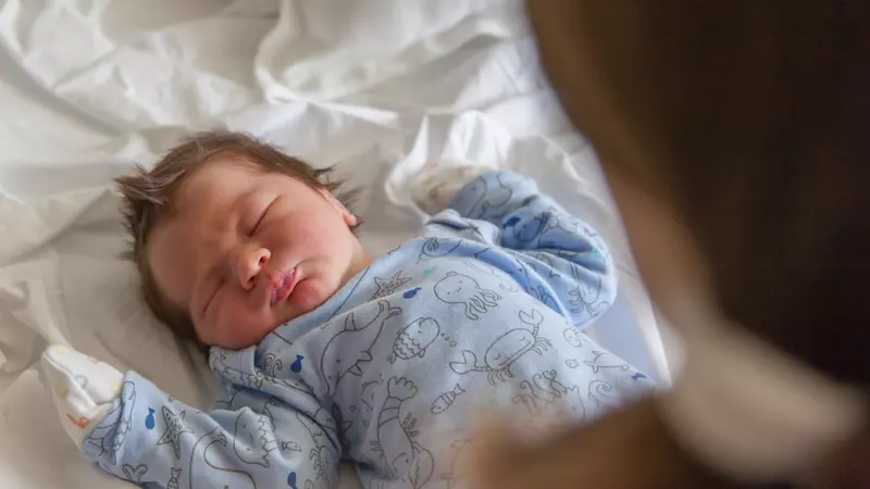 De Beste Manier Om Een Huilende Baby In Slaap Te Krijgen (Volgens Onderzoek)
